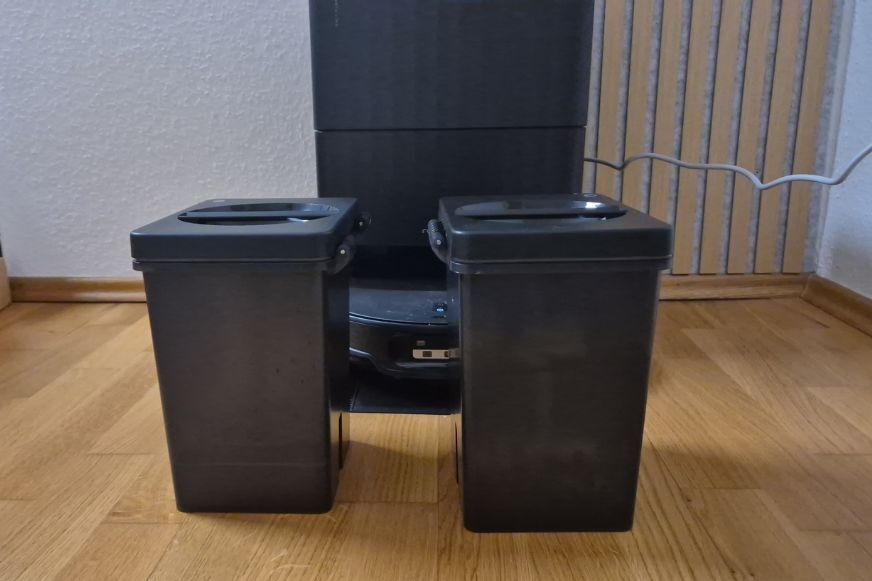 Roborock Qrevo Edge 2 Multifunktions-Station ist samt dem Frisch- und Abwasserbehälter zu sehen